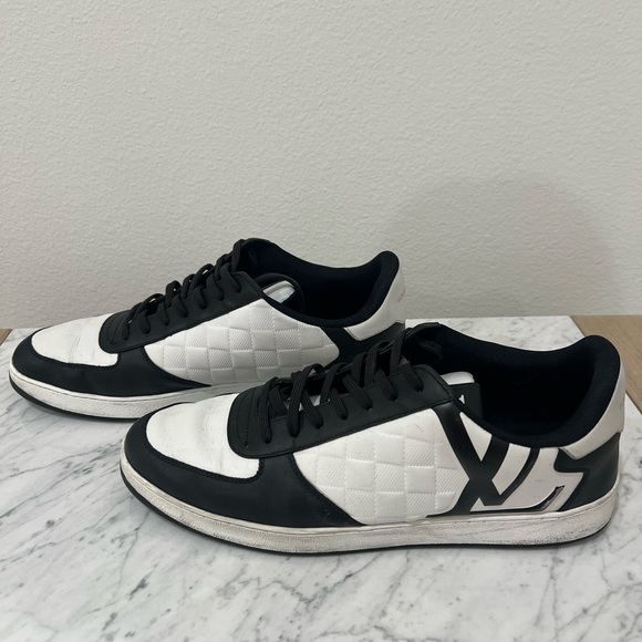 Louis Vuitton Monochrome Men's Sneakers - Picture 3 of 8